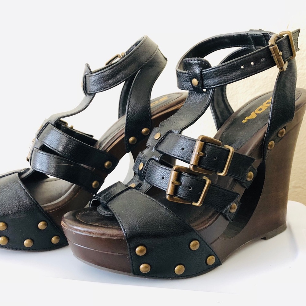 Strappy cut out pumps